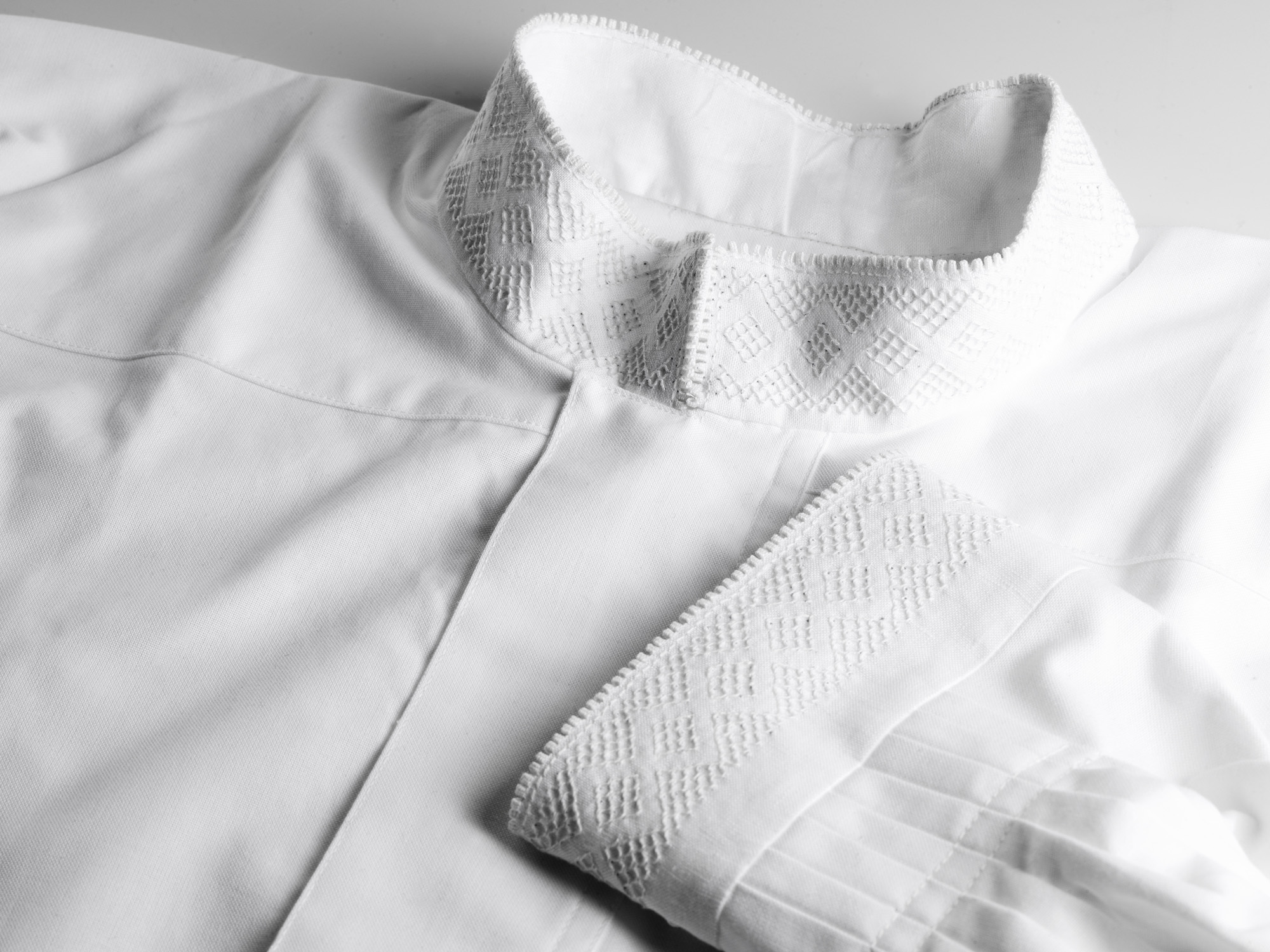 Herreskjorte i bomull mbroderte linninger i lin. Linskjorte Bunadskjorte herre, Rogaland i bomull m. broderi i lin